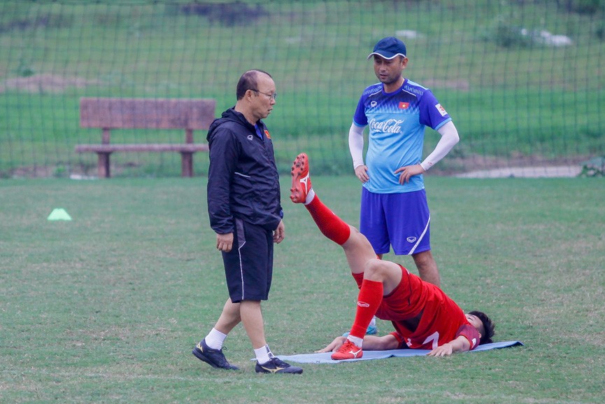 Park Hang Seo 'lăn lội' tập cùng các học trò - ảnh 5