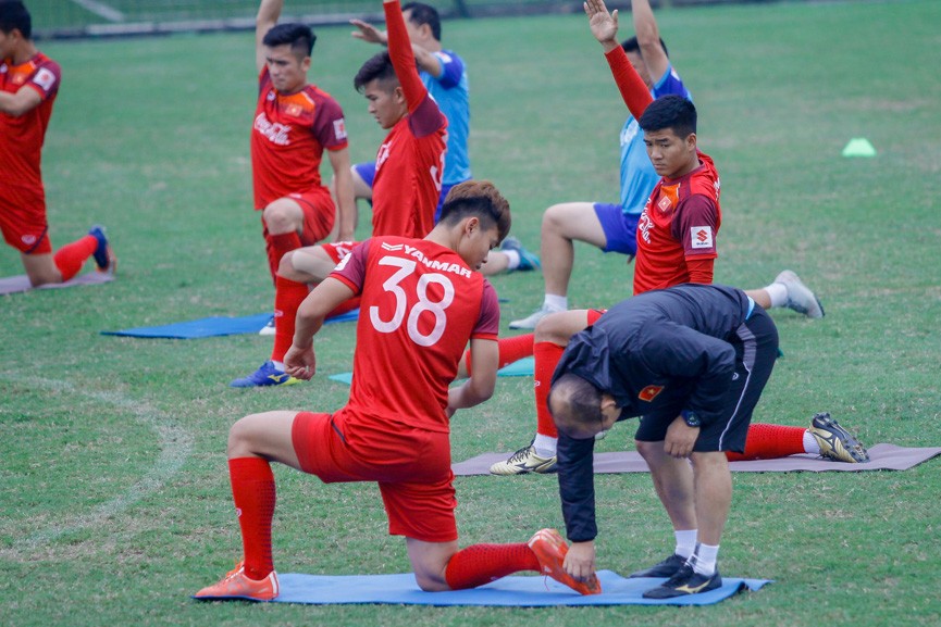 Park Hang Seo 'lăn lội' tập cùng các học trò - ảnh 6