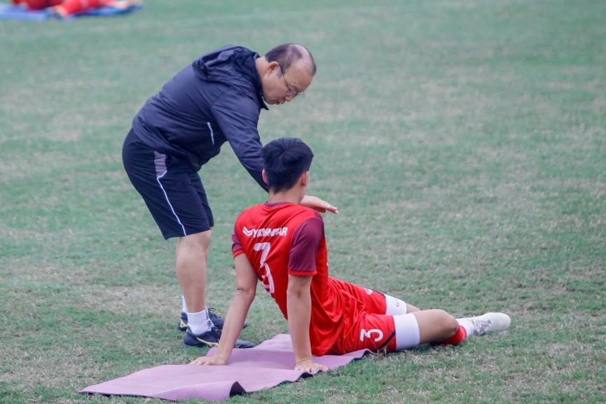 Park Hang Seo 'lăn lội' tập cùng các học trò - ảnh 7