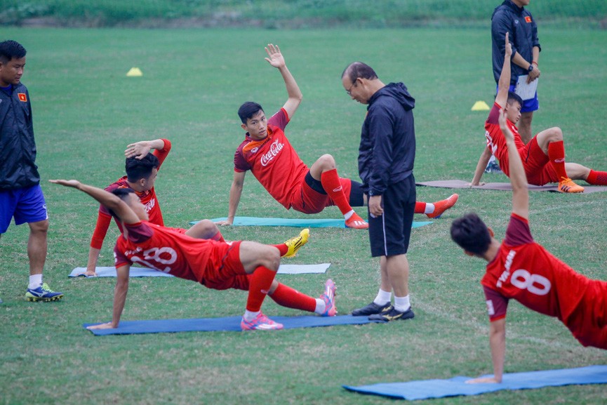 Park Hang Seo 'lăn lội' tập cùng các học trò - ảnh 8
