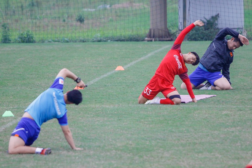 Park Hang Seo 'lăn lội' tập cùng các học trò - ảnh 9