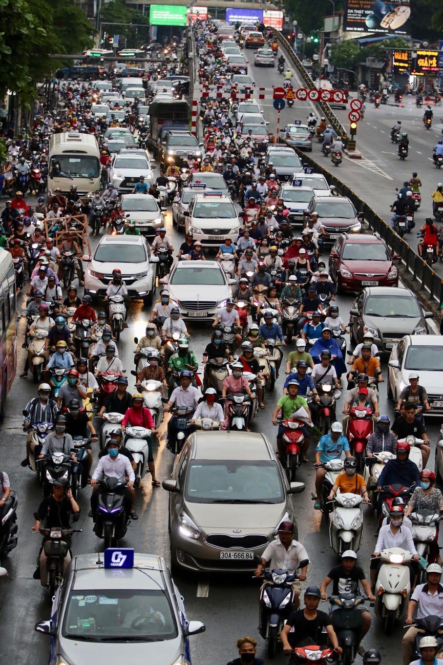 Vật vã vượt 'biển người' về nhà vào giờ tan tầm ở Hà Nội - ảnh 8
