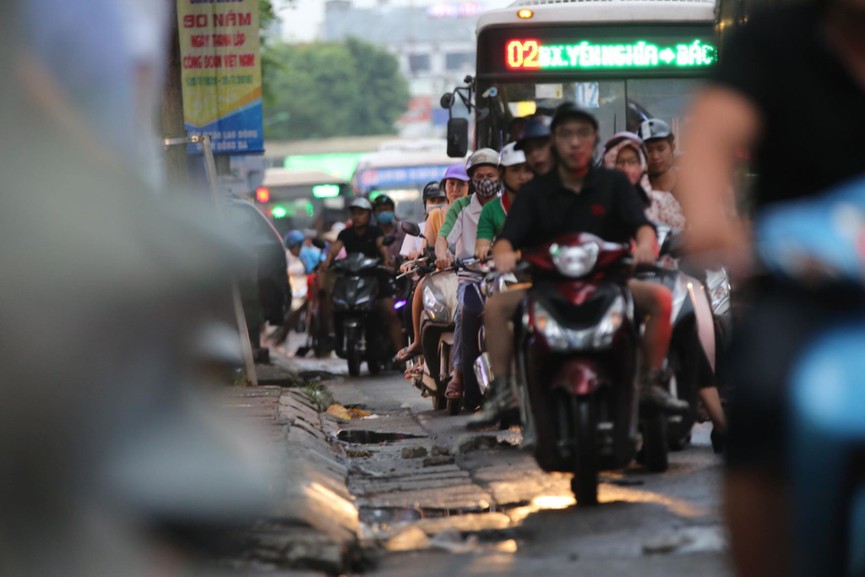 Vật vã vượt 'biển người' về nhà vào giờ tan tầm ở Hà Nội - ảnh 10