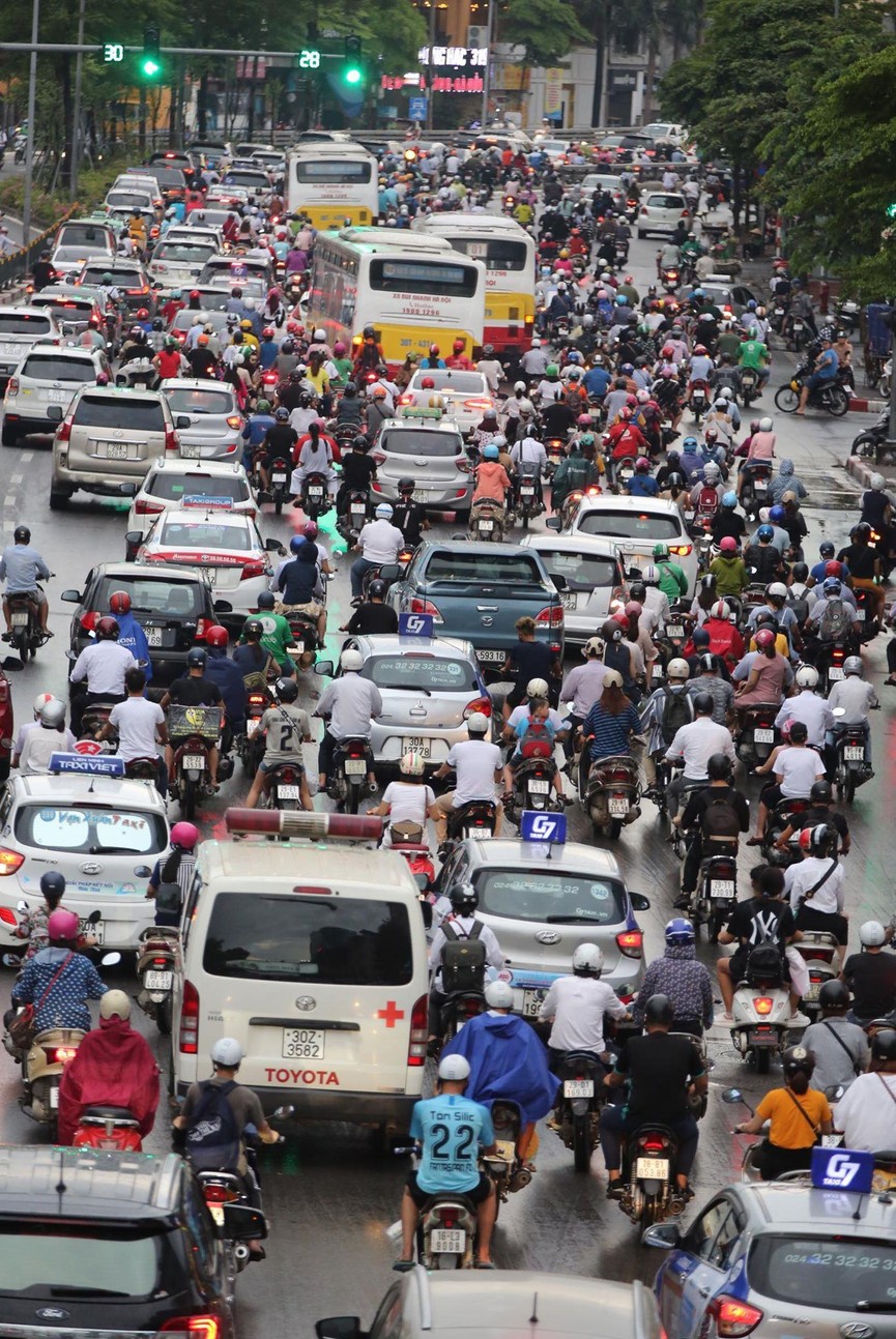 Vật vã vượt 'biển người' về nhà vào giờ tan tầm ở Hà Nội - ảnh 11