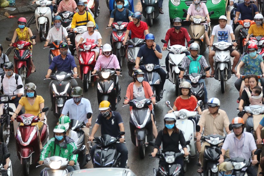 Vật vã vượt 'biển người' về nhà vào giờ tan tầm ở Hà Nội - ảnh 12