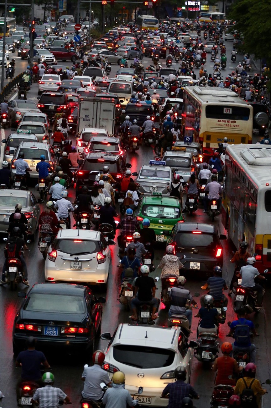 Vật vã vượt 'biển người' về nhà vào giờ tan tầm ở Hà Nội - ảnh 14