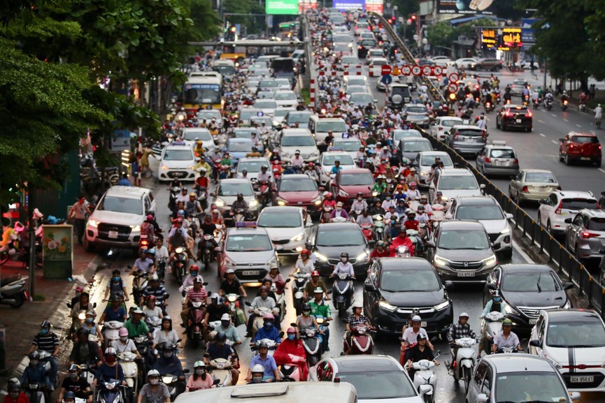 Vật vã vượt 'biển người' về nhà vào giờ tan tầm ở Hà Nội - ảnh 1