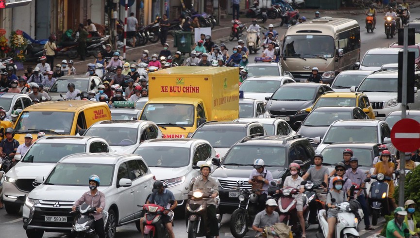 Vật vã vượt 'biển người' về nhà vào giờ tan tầm ở Hà Nội - ảnh 2
