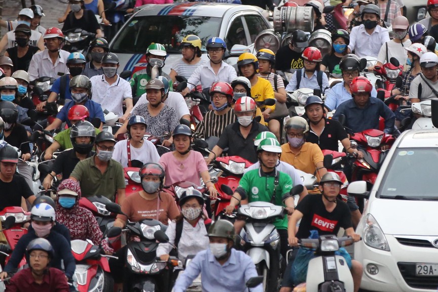 Vật vã vượt 'biển người' về nhà vào giờ tan tầm ở Hà Nội - ảnh 3