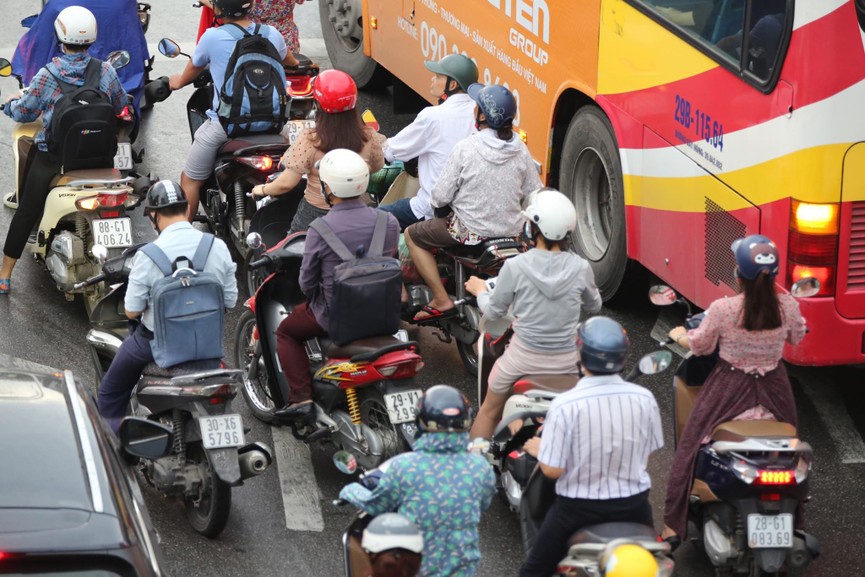 Vật vã vượt 'biển người' về nhà vào giờ tan tầm ở Hà Nội - ảnh 4