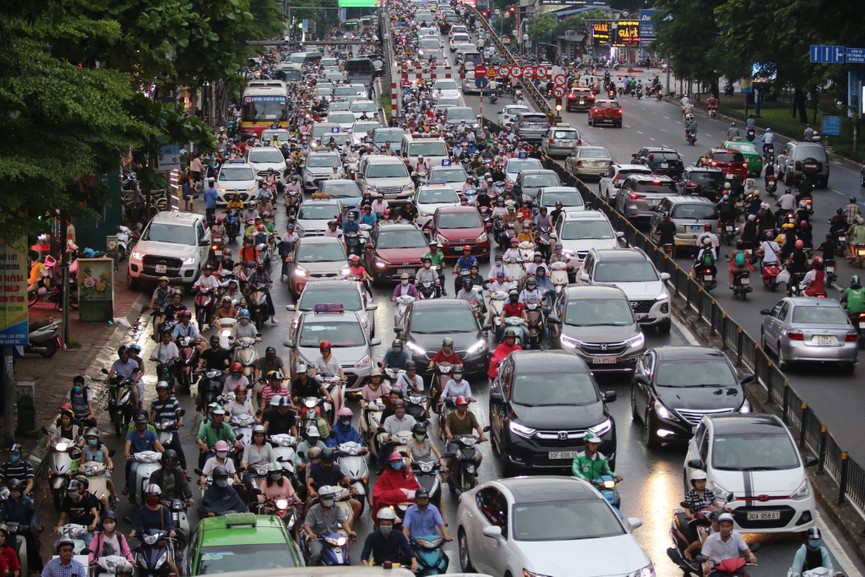 Vật vã vượt 'biển người' về nhà vào giờ tan tầm ở Hà Nội - ảnh 5
