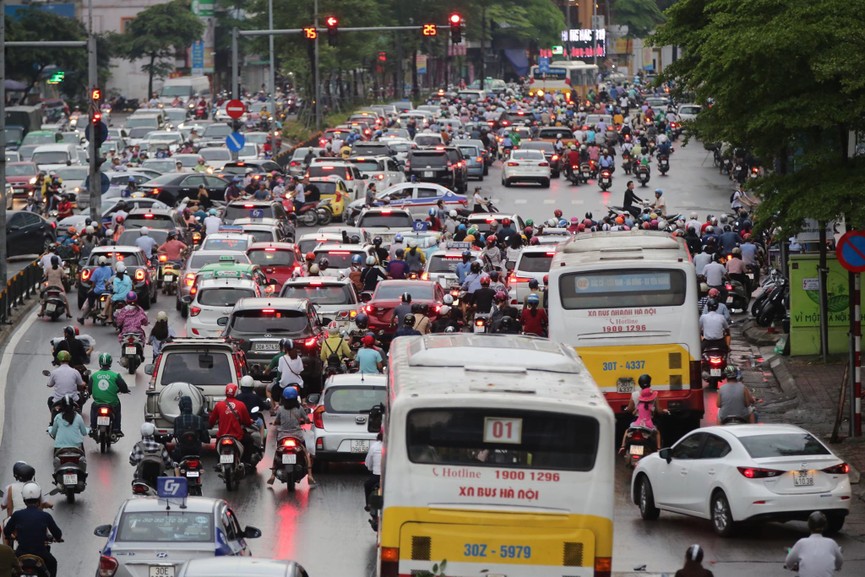 Vật vã vượt 'biển người' về nhà vào giờ tan tầm ở Hà Nội - ảnh 6