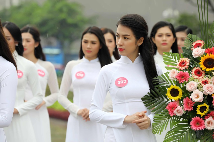 Thí sinh Hoa hậu Việt Nam dâng hoa tại tượng đài Bác Hồ - ảnh 3