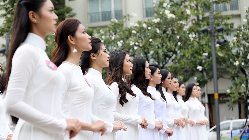 Thí sinh Hoa hậu Việt Nam dâng hoa tại tượng đài Bác Hồ - ảnh 5