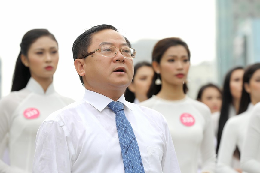 Thí sinh Hoa hậu Việt Nam dâng hoa tại tượng đài Bác Hồ - ảnh 6