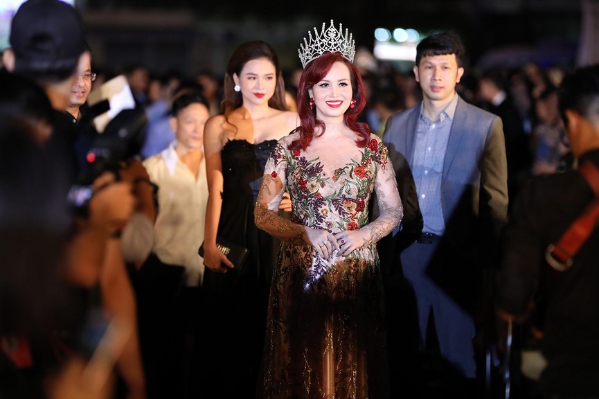 Các hoa hậu sải bước trên thảm đỏ Hoa hậu Việt Nam 2018 - ảnh 4
