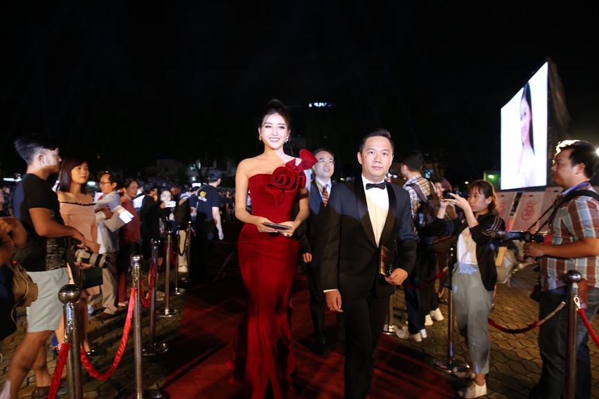 Các hoa hậu sải bước trên thảm đỏ Hoa hậu Việt Nam 2018 - ảnh 8