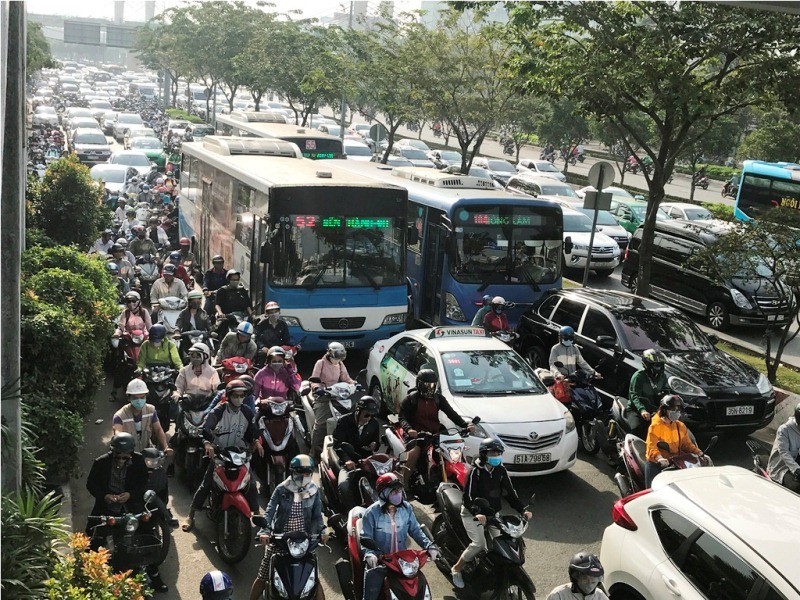 Cửa ngõ Sài Gòn kẹt xe kinh hoàng nhiều giờ - ảnh 6