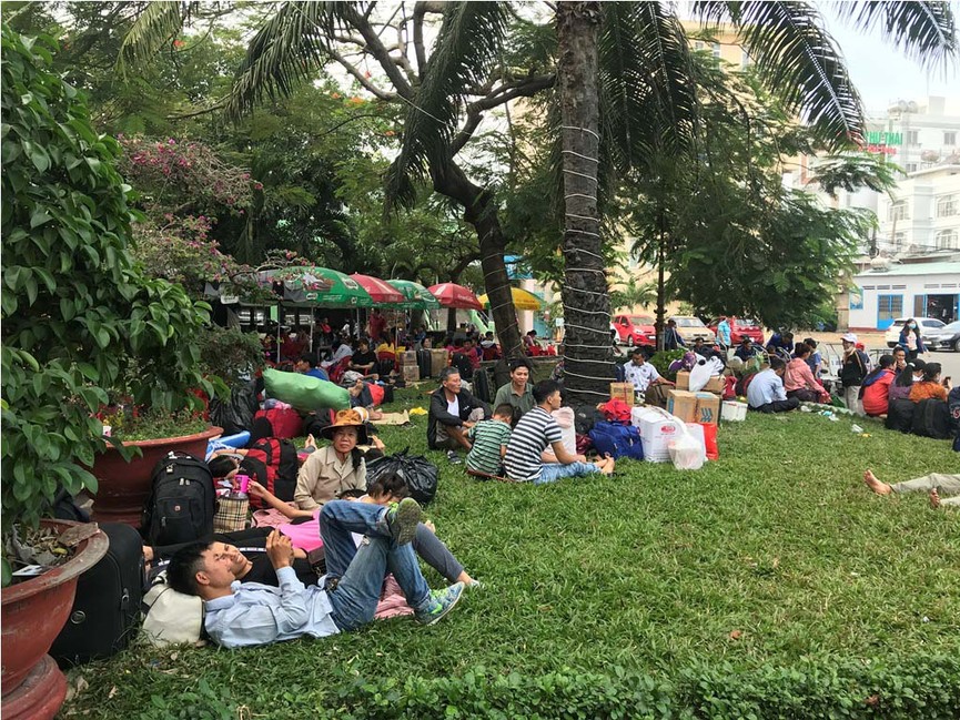 Hàng nghìn người vật vờ ở ga Sài Gòn sau sự cố tàu SE1 trật bánh - ảnh 2