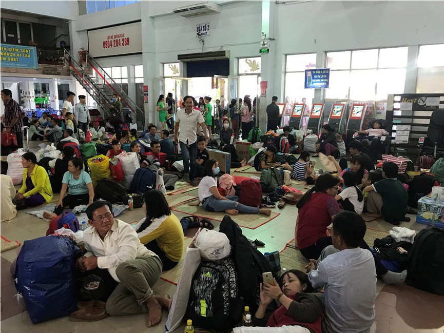 Hàng nghìn người vật vờ ở ga Sài Gòn sau sự cố tàu SE1 trật bánh - ảnh 8