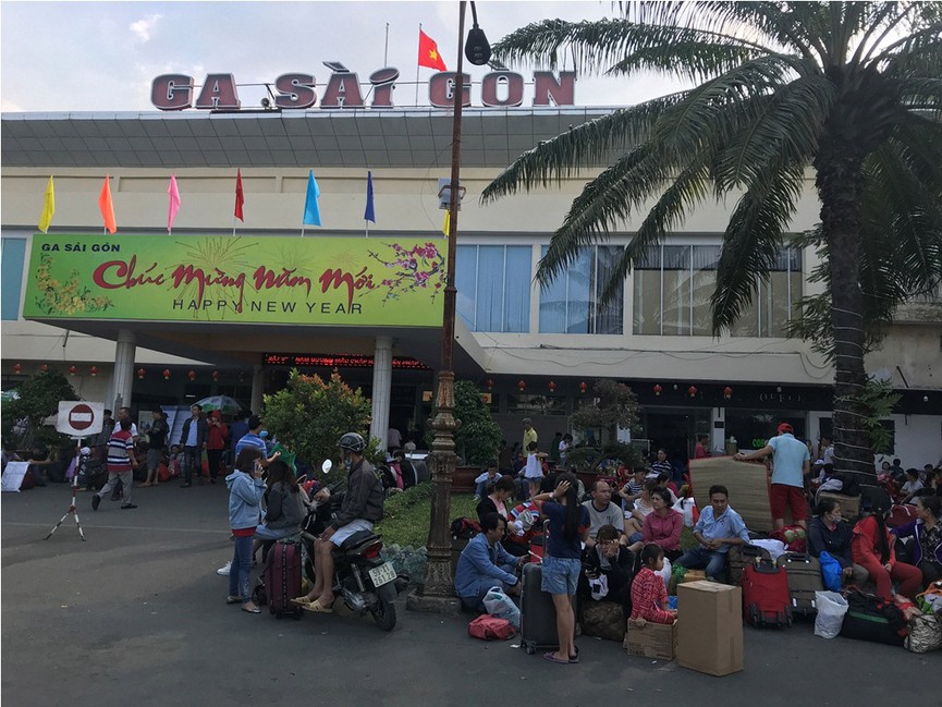 Hàng nghìn người vật vờ ở ga Sài Gòn sau sự cố tàu SE1 trật bánh - ảnh 14