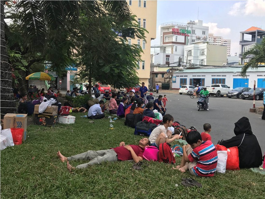 Hàng nghìn người vật vờ ở ga Sài Gòn sau sự cố tàu SE1 trật bánh - ảnh 10