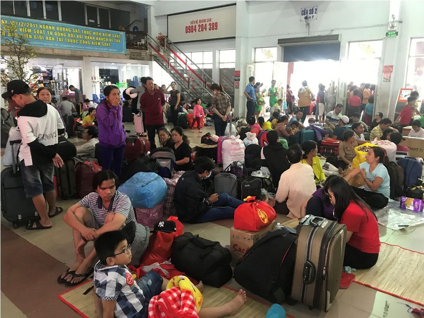 Hàng nghìn người vật vờ ở ga Sài Gòn sau sự cố tàu SE1 trật bánh - ảnh 11