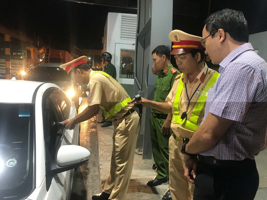 Uống 15 lon bia vẫn lái ô tô, tài xế khăng khăng 'tôi đâu có say' - ảnh 8