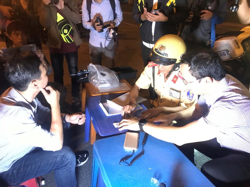 Uống 15 lon bia vẫn lái ô tô, tài xế khăng khăng 'tôi đâu có say' - ảnh 9