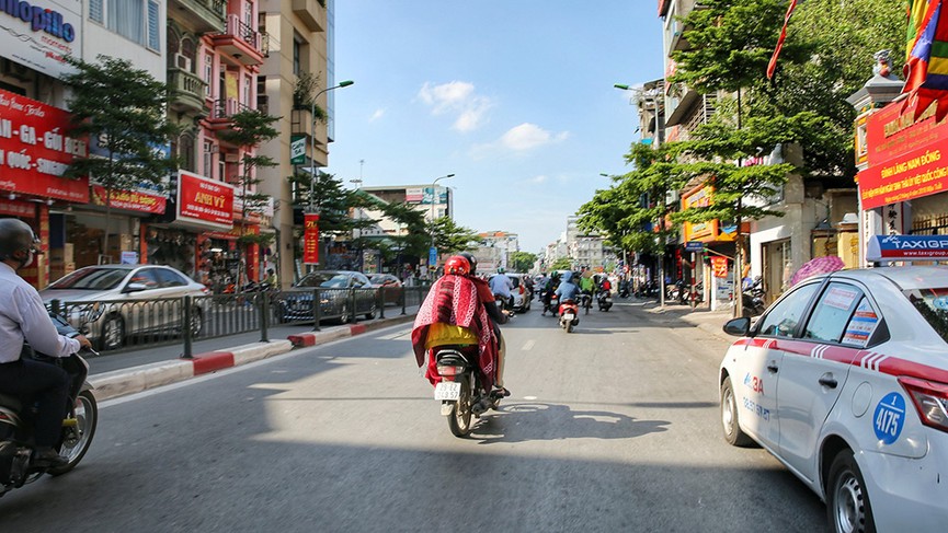 Người Hà thành trùm chăn ra đường giữa 'chảo lửa' mùa hè - ảnh 2