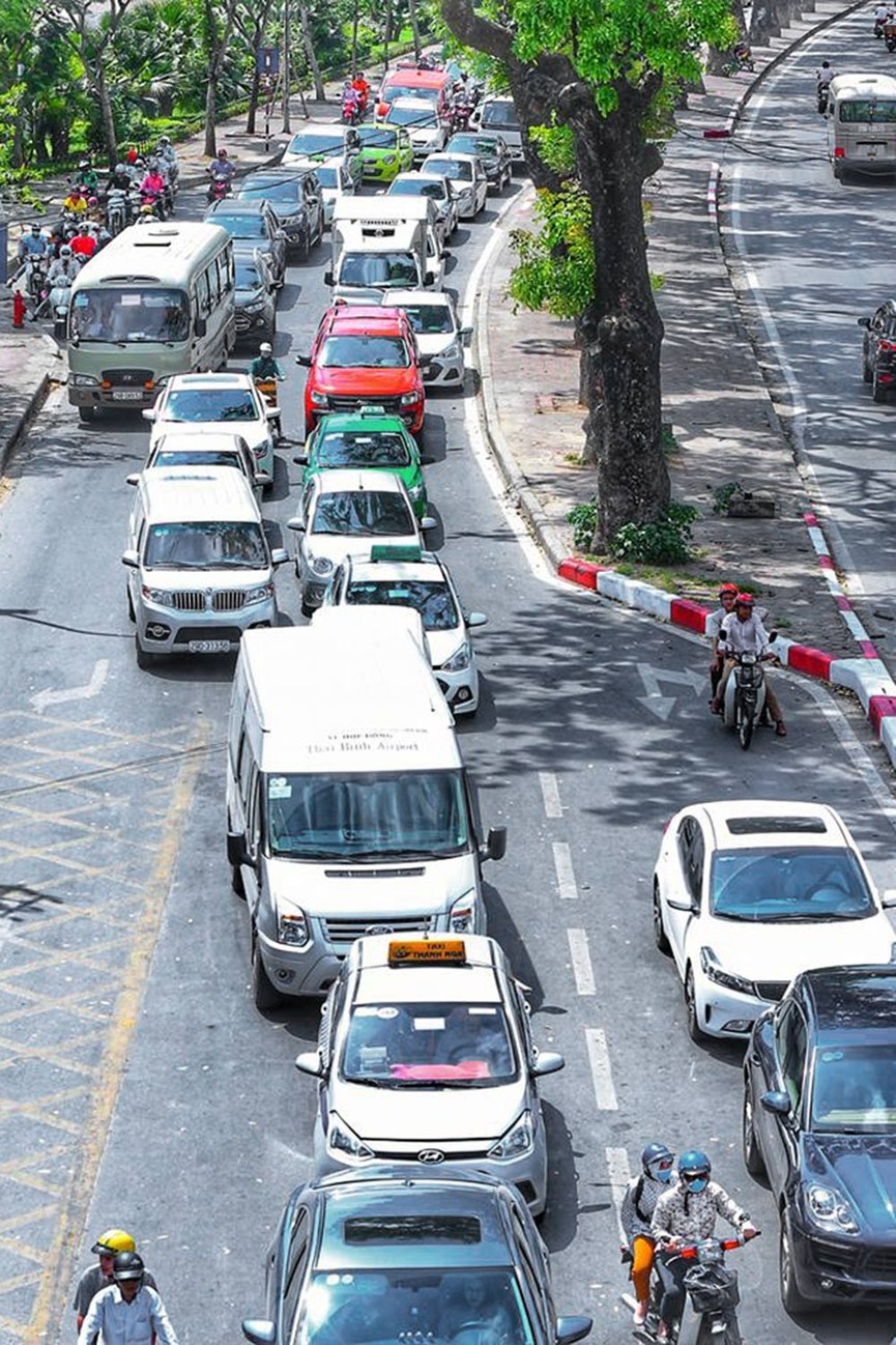 Người Hà thành trùm chăn ra đường giữa 'chảo lửa' mùa hè - ảnh 3