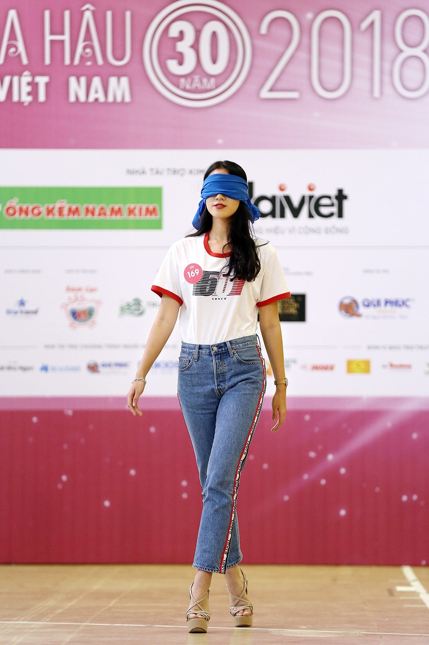 Thí sinh Hoa hậu Việt Nam bịt mắt tập catwalk - ảnh 10