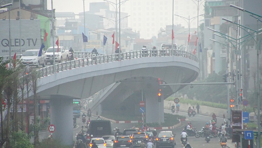 Hà Nội mịt mù trong sương sớm - ảnh 8