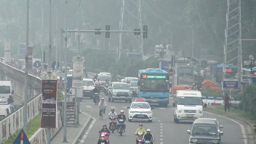 Hà Nội mịt mù trong sương sớm - ảnh 9