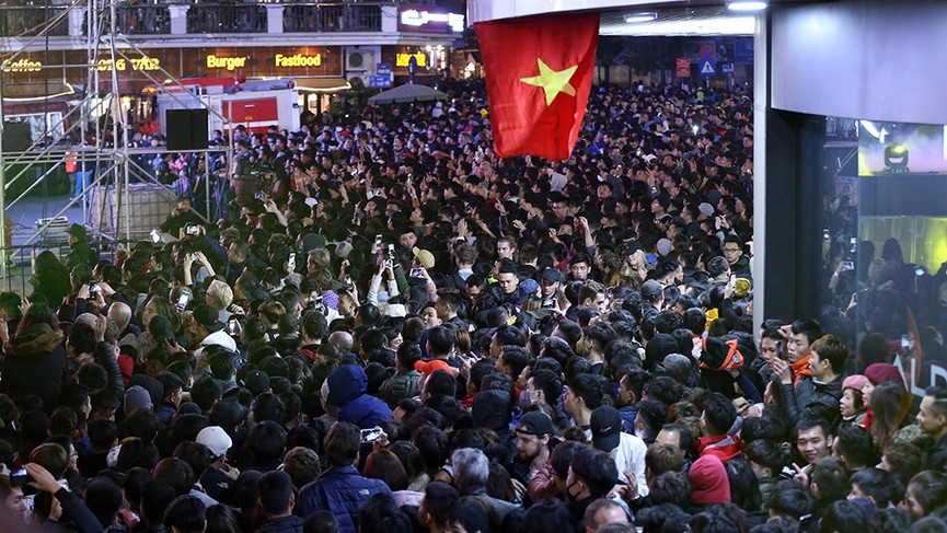 Hình ảnh tươi vui đón chào năm mới 2019 bên hồ Hoàn Kiếm - ảnh 1