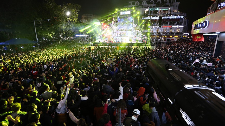 Hình ảnh tươi vui đón chào năm mới 2019 bên hồ Hoàn Kiếm - ảnh 2