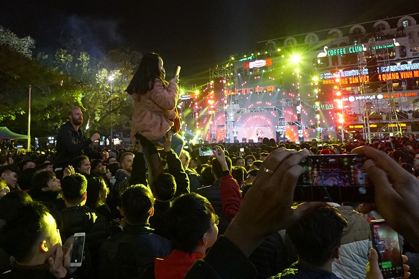 Hình ảnh tươi vui đón chào năm mới 2019 bên hồ Hoàn Kiếm - ảnh 3