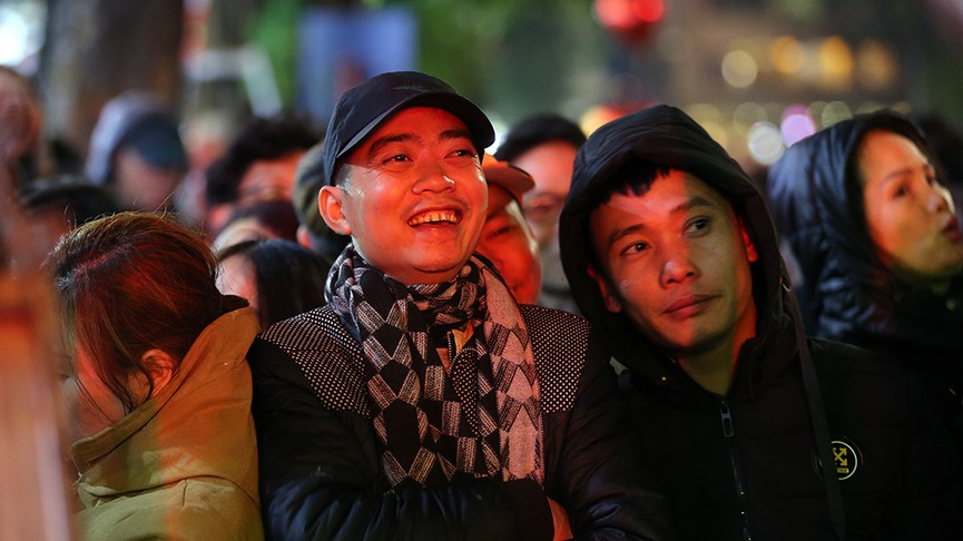 Hình ảnh tươi vui đón chào năm mới 2019 bên hồ Hoàn Kiếm - ảnh 4