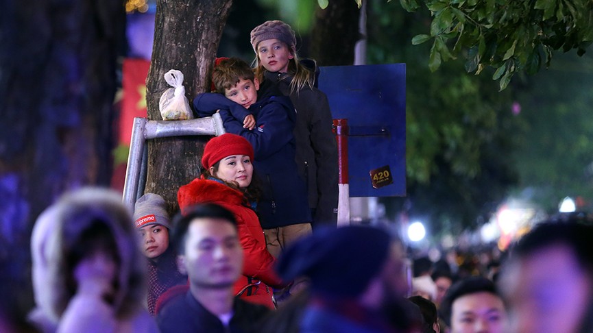 Hình ảnh tươi vui đón chào năm mới 2019 bên hồ Hoàn Kiếm - ảnh 5