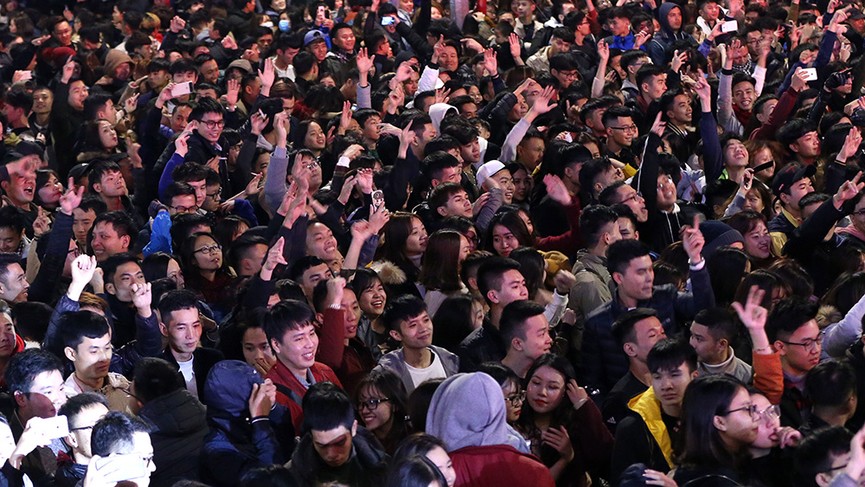 Hình ảnh tươi vui đón chào năm mới 2019 bên hồ Hoàn Kiếm - ảnh 6