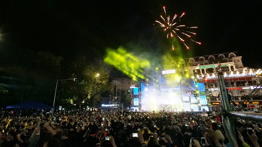 Hình ảnh tươi vui đón chào năm mới 2019 bên hồ Hoàn Kiếm - ảnh 8