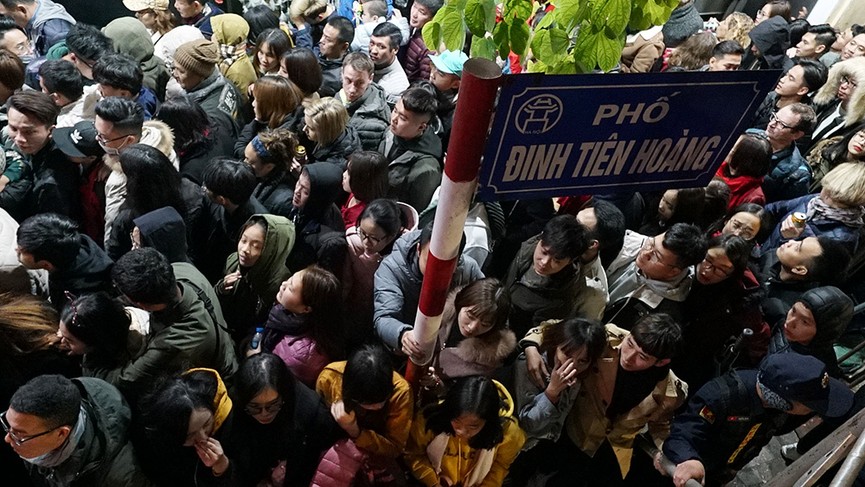 Hình ảnh tươi vui đón chào năm mới 2019 bên hồ Hoàn Kiếm - ảnh 12