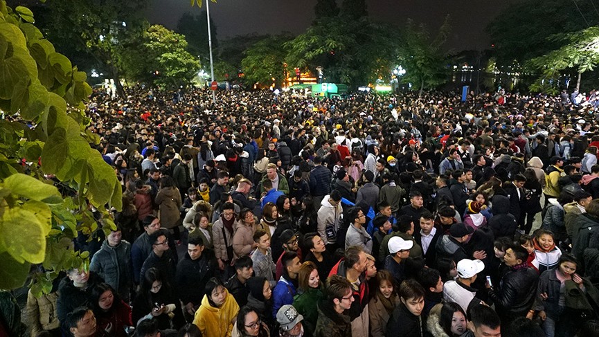 Hình ảnh tươi vui đón chào năm mới 2019 bên hồ Hoàn Kiếm - ảnh 13