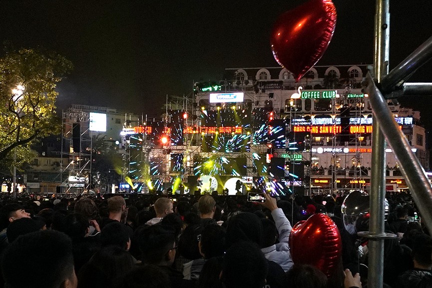 Hình ảnh tươi vui đón chào năm mới 2019 bên hồ Hoàn Kiếm - ảnh 17