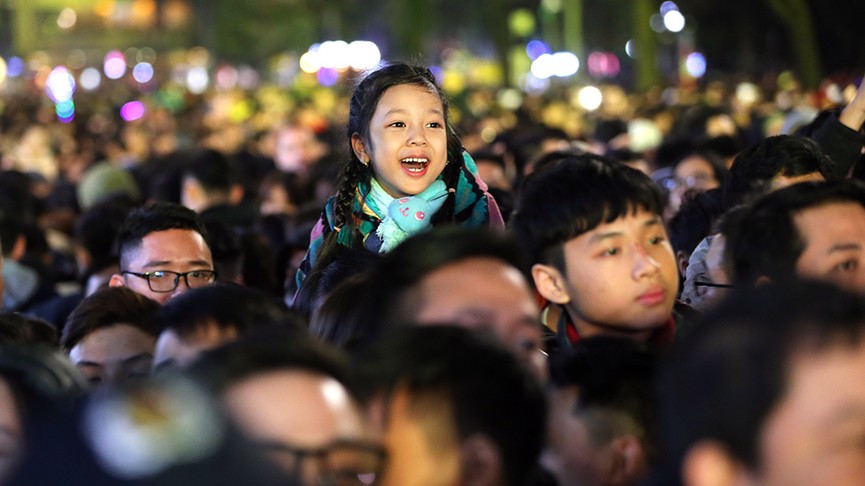 Hình ảnh tươi vui đón chào năm mới 2019 bên hồ Hoàn Kiếm - ảnh 18