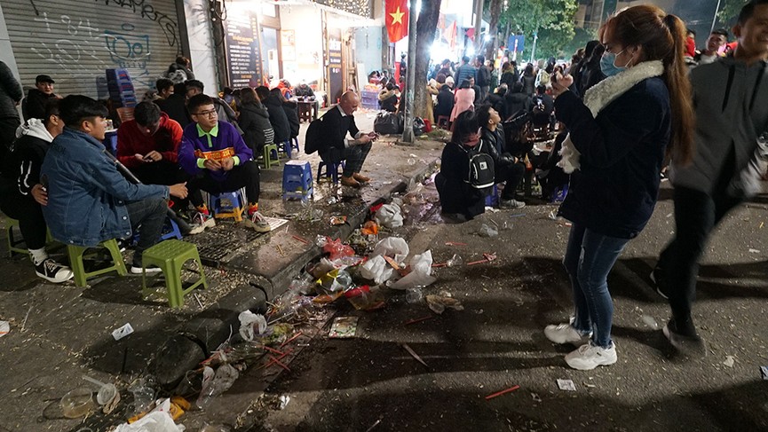 Rác lại ngập khu vực hồ Hoàn Kiếm sau đêm đón năm mới 2019 - ảnh 2