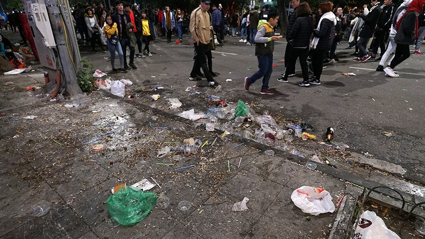 Rác lại ngập khu vực hồ Hoàn Kiếm sau đêm đón năm mới 2019 - ảnh 7