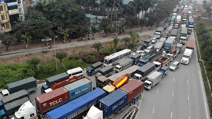Giao thông Hà Nội 'tăng nhiệt' ngày làm việc cuối tuần - ảnh 1