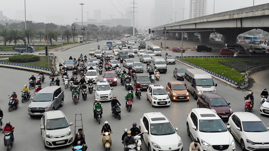 Giao thông Hà Nội 'tăng nhiệt' ngày làm việc cuối tuần - ảnh 4