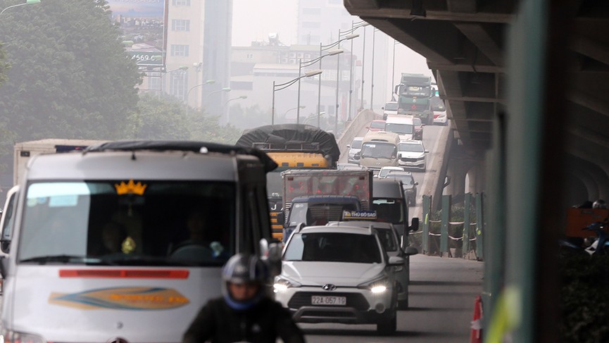 Giao thông Hà Nội 'tăng nhiệt' ngày làm việc cuối tuần - ảnh 6